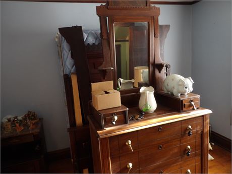 VINTAGE BEDROOM FURNITURE - FIGURINES