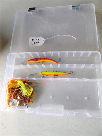 PLASTIC ORGANIZER W / FISHING LURES