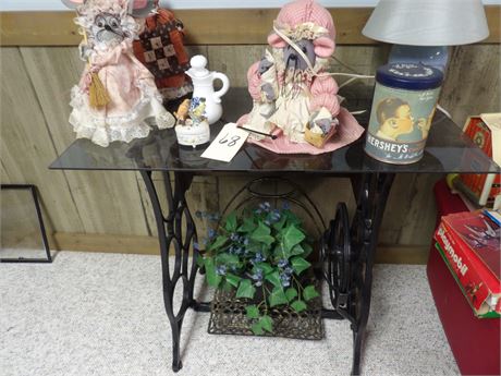 DECORATIVE TABLE W / COLLECTIBLES