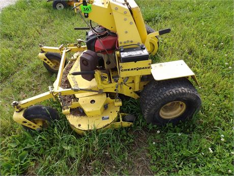 GREAT DANE STAND UP MOWER ( RUNS - DRIVES - CUTS )