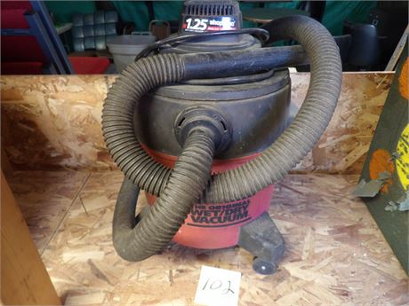 SHOP VAC  ( 5 GALLON )