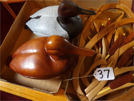 HANDCRAFTED GEORGE HARTMAN WOOD DUCKS & WOODEN CATTAIL DECORATION