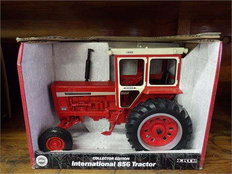 INTERNATIONAL 856 TRACTOR ( COLLECTOR EDITION )