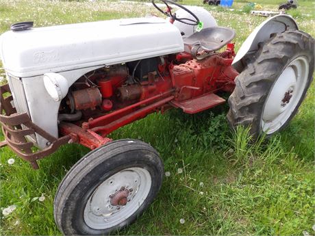 FORD 8N TRACTOR ( NOT RUNNING )