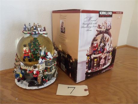 KIRKLAND MUSICAL CHRISTMAS WATER GLOBE