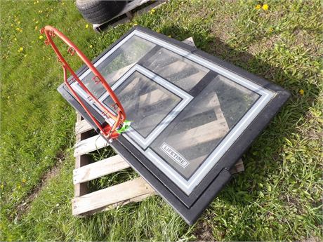 LIFETIME BASKETBALL BACK BOARD W / HOOP