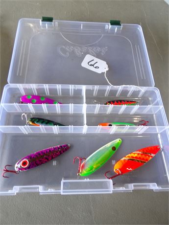 PLASTIC ORGANIZER W / SALMON SPOON FISHING LURES