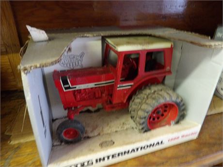 INTERNATIONAL  1566 TRACTOR  (  ROUGH COND. )