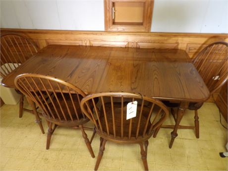 DINING ROOM TABLE W / CHAIRS