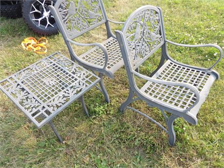 2 PATIO CHAIRS & TABLE