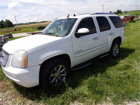 2007 GMC DENALI - 4 DOOR  ( HAS TITLE ) SHOWING 141,857 MILES