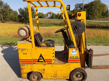 ALLIS CHALMERS FORKLIFT - SEEMS TO RUN & DRIVE ( NO BRAKES )