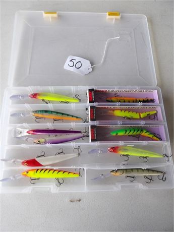 PLASTIC ORGANIZER W / FISHING LURES