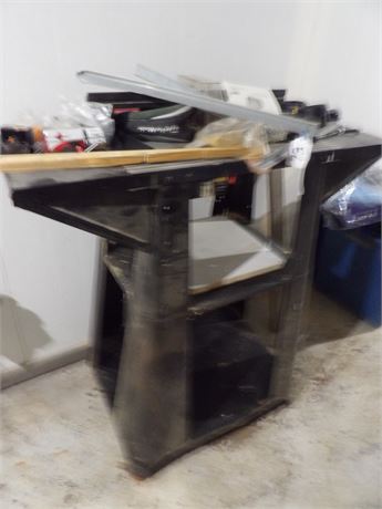 ROUTER TABLE W / SHOP ITEMS