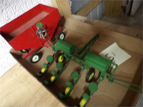 JD CORN PLANTER - GRAVITY BOX