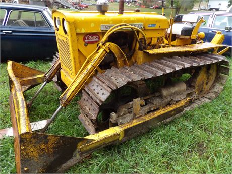 IH T340 CRAWLER ( per seller - engine turns over )