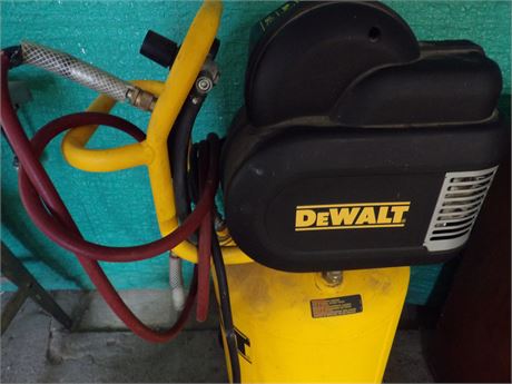 DEWALT 15 GAL. VERTICAL COMPRESSOR W / HOSE REEL