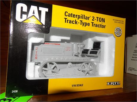 CAT CATERPILLAR 2 TON TRACK TYPE TRACTOR ( ERTL )