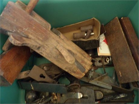 1 TOTE WOOD WORKING PLANERS ETC