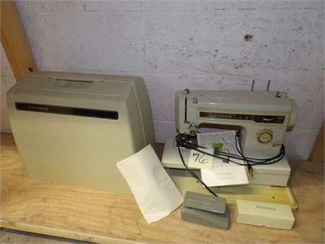 KENMORE SEWING MACHINE W / CASE