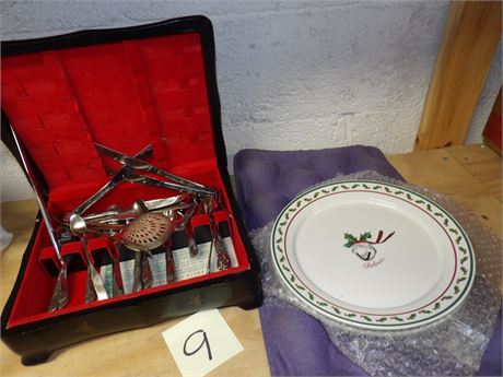 2 CHRISTMAS PLATES - STAINLESS STEEL SILVERWARE W/ WOOD CASE
