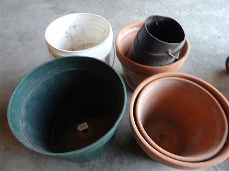 ASSORTMENT OF FLOWER POTS