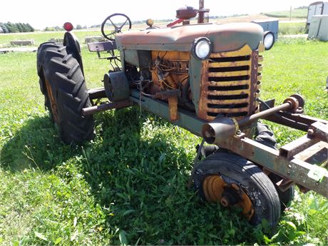 OLIVER 70 PARTS TRACTOR W / FRONT FRAME