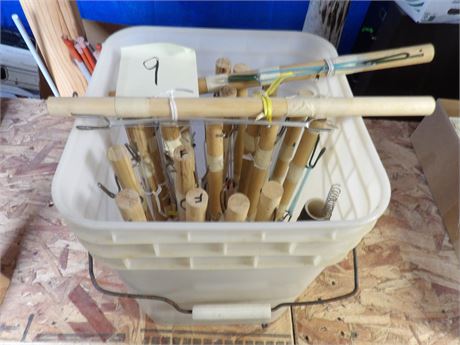 PAIL W/ MINI FISH PLES - LINE LURES