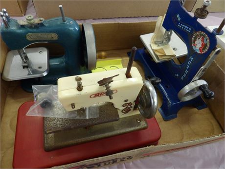 STITCH MISTRESS - STRACO - LITTLE MOTHER SEWING MACHINES