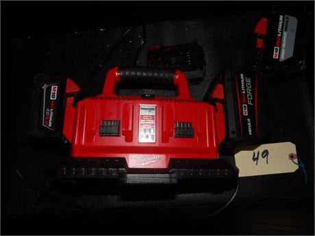 MILWAUKEE M18 SIX PACK CHARGER W / 4 BATTERIES