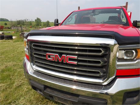 2017 GMC 2500 HD- 2 WD - RUNS - DRIVES - HAS TITLE ( CRACKED WINDSHIELD )