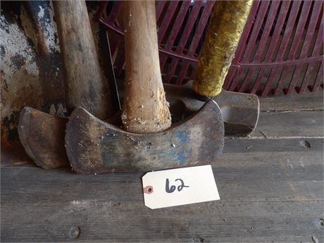 YARD TOOLS FLAT SHOVEL - RAKE ETC