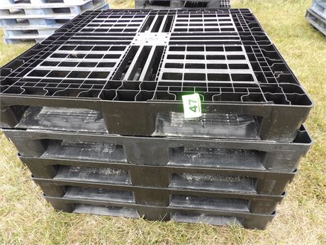 PLASTIC PALLETS ( 5 TOTAL )