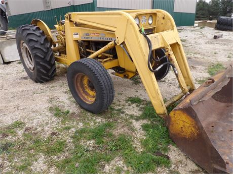 MASSEY FERGUSON 202 GAS TRACTOR MULTI POWER - W / LOADER - RUNS - DRIVES