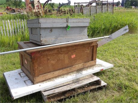 WOOD CRATES W / ROOF CLEANER