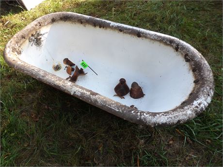 CLAW FOOT BATHTUB ( OLD )